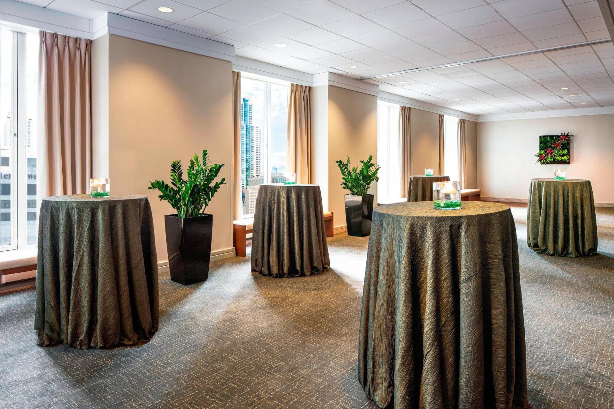 Отель The Westin Michigan Avenue Чикаго Экстерьер фото